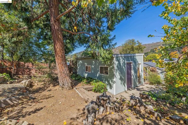 7531 Greenly Dr, Oakland, CA 94605
