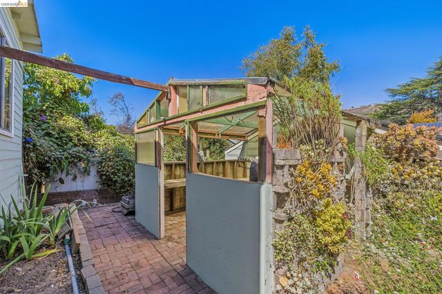 7531 Greenly Dr, Oakland, CA 94605