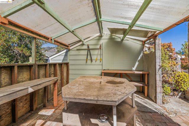 7531 Greenly Dr, Oakland, CA 94605