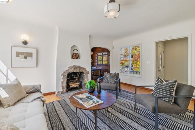 7531 Greenly Dr, Oakland, CA 94605
