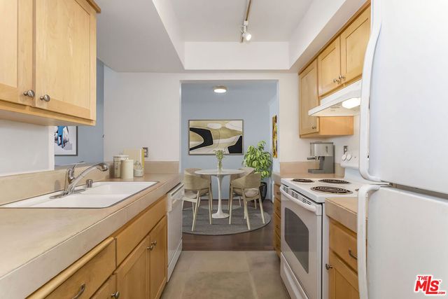 906 N Doheny Drive 219, West Hollywood, CA 90069