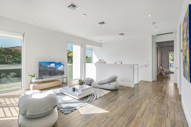 117 S Gordon Road, Fort Lauderdale, FL 33301
