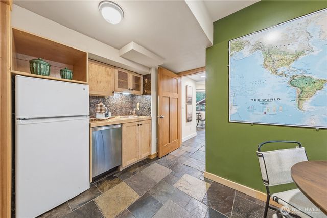 22005 SE 28th Street, Sammamish, WA 98075