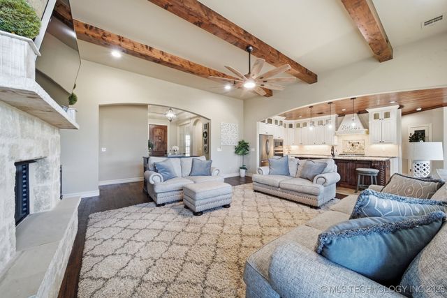 6251 N Creekwood Drive, Owasso, OK 74055