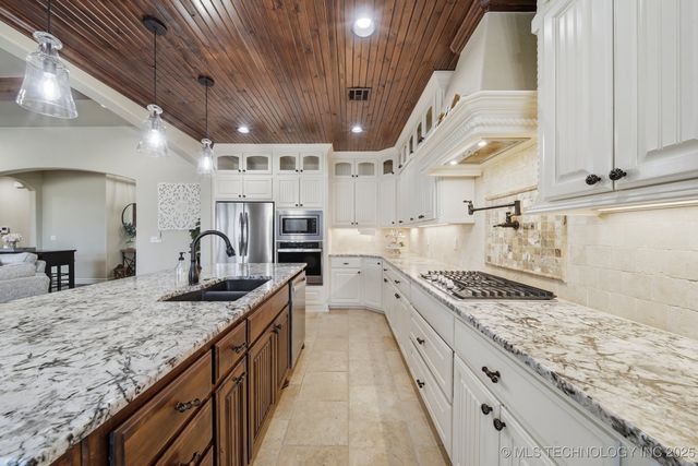 6251 N Creekwood Drive, Owasso, OK 74055