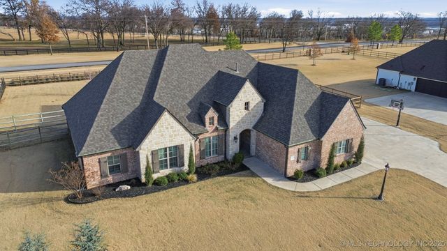 6251 N Creekwood Drive, Owasso, OK 74055