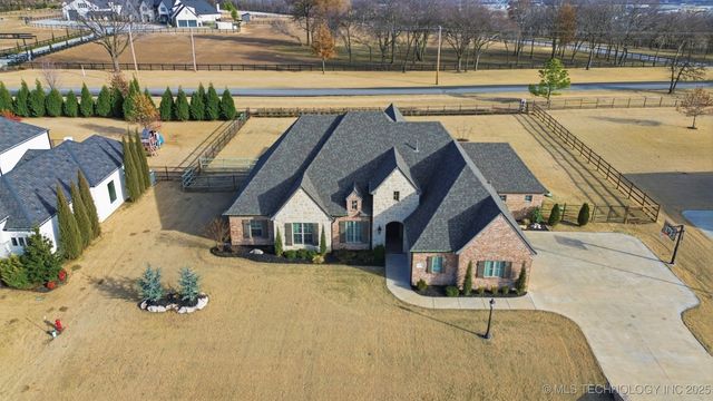 6251 N Creekwood Drive, Owasso, OK 74055