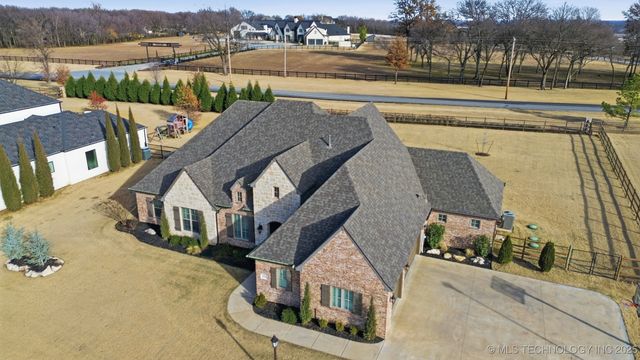 6251 N Creekwood Drive, Owasso, OK 74055