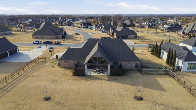 6251 N Creekwood Drive, Owasso, OK 74055