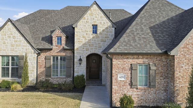 6251 N Creekwood Drive, Owasso, OK 74055