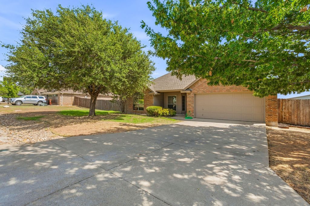 914 Winding Road, Granbury, TX 76049 — photo 2