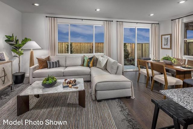 520 Tall Grass Way, Hollister, CA 95023