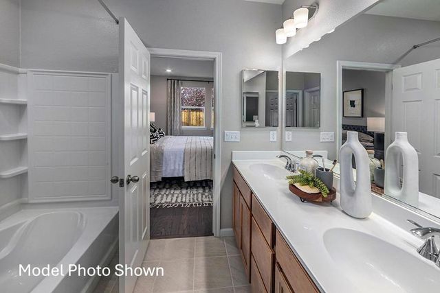 520 Tall Grass Way, Hollister, CA 95023