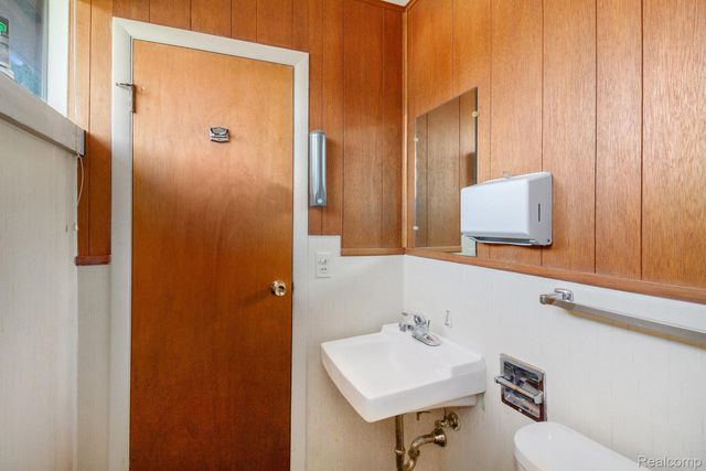 5204 Davison Road, Burton, MI 48509