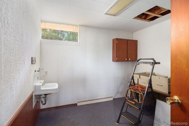 5204 Davison Road, Burton, MI 48509