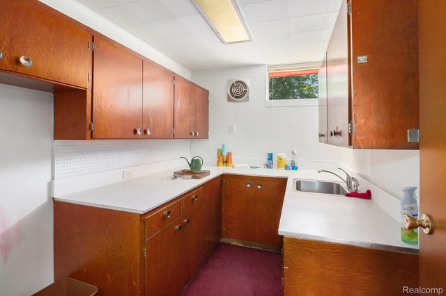5204 Davison Road, Burton, MI 48509