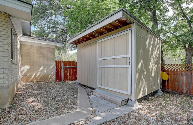 1902 E 18th ST, Georgetown, TX 78626