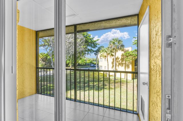 112 Meadows Circle, Boynton Beach, FL 33436