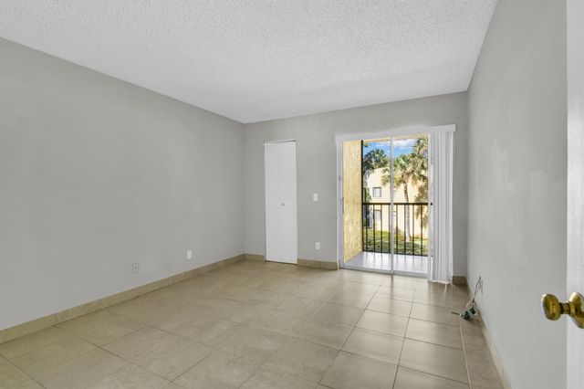 112 Meadows Circle, Boynton Beach, FL 33436