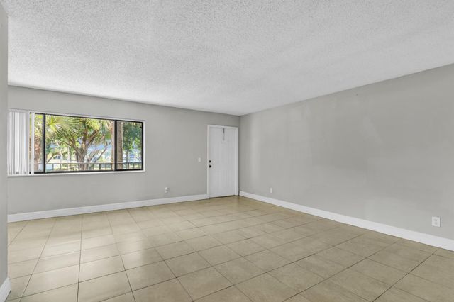 112 Meadows Circle, Boynton Beach, FL 33436