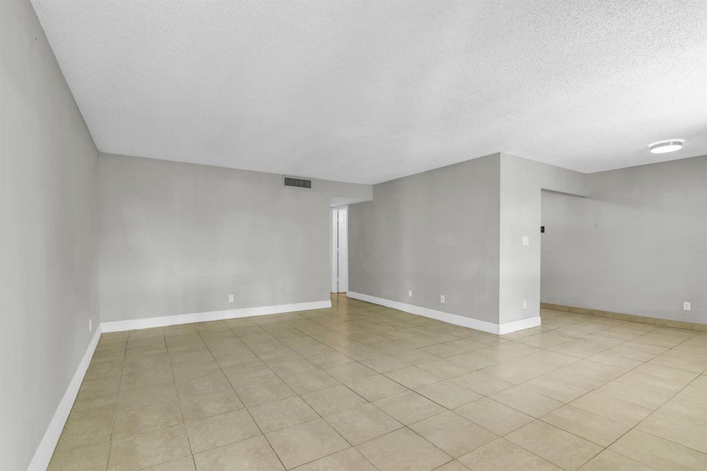 112 Meadows Circle, Boynton Beach, FL 33436