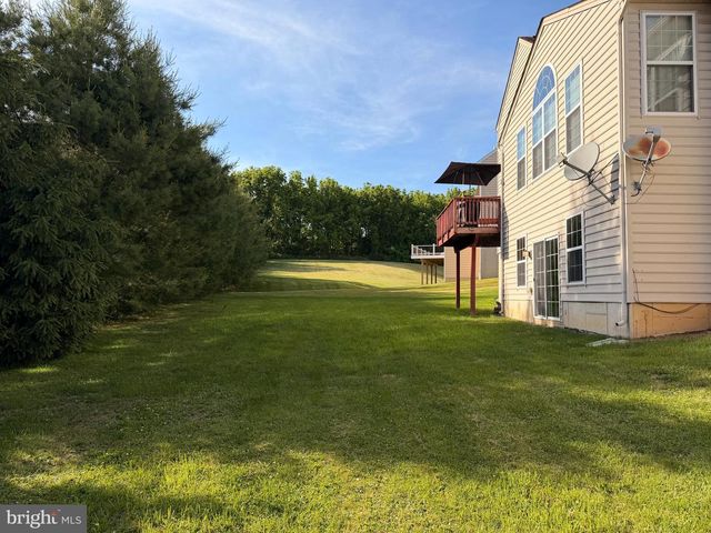 894 YORKSHIRE DR, Breinigsville, PA 18031