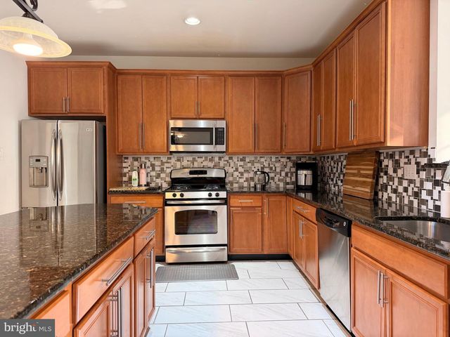 894 YORKSHIRE DR, Breinigsville, PA 18031