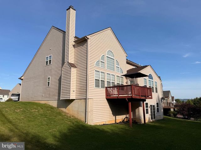 894 YORKSHIRE DR, Breinigsville, PA 18031