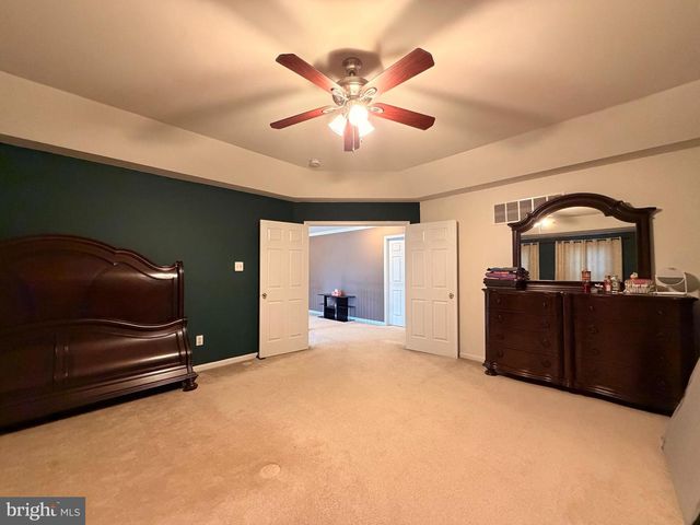 894 YORKSHIRE DR, Breinigsville, PA 18031