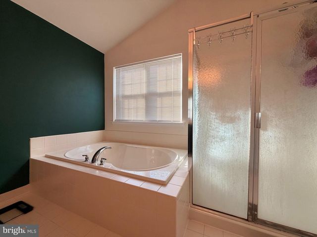 894 YORKSHIRE DR, Breinigsville, PA 18031