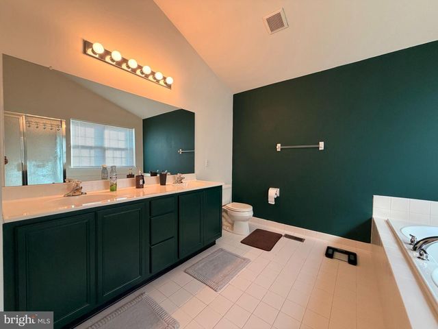 894 YORKSHIRE DR, Breinigsville, PA 18031