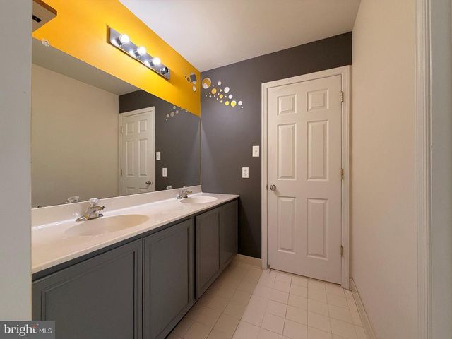 894 YORKSHIRE DR, Breinigsville, PA 18031