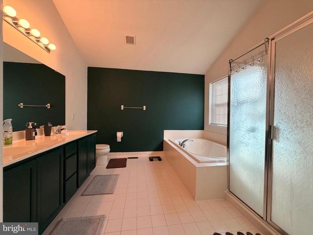 894 YORKSHIRE DR, Breinigsville, PA 18031
