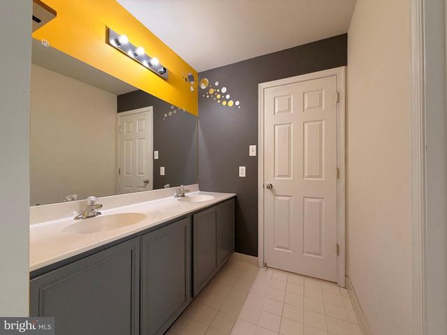 894 YORKSHIRE DR, Breinigsville, PA 18031