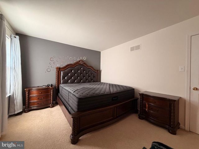 894 YORKSHIRE DR, Breinigsville, PA 18031