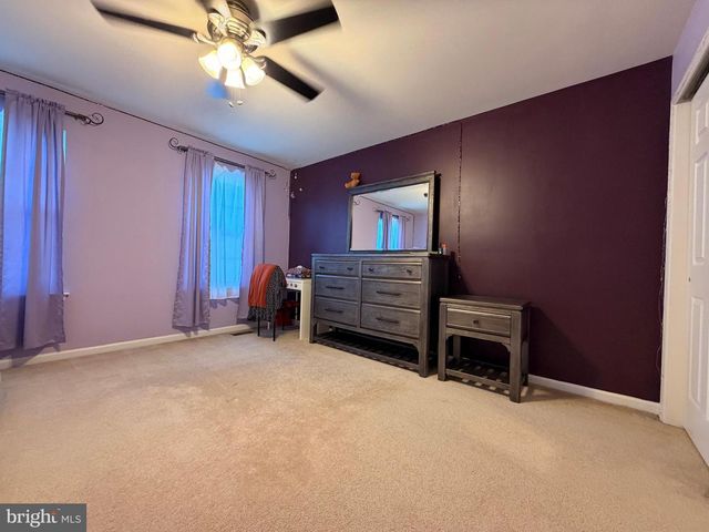 894 YORKSHIRE DR, Breinigsville, PA 18031