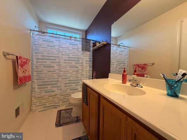 894 YORKSHIRE DR, Breinigsville, PA 18031