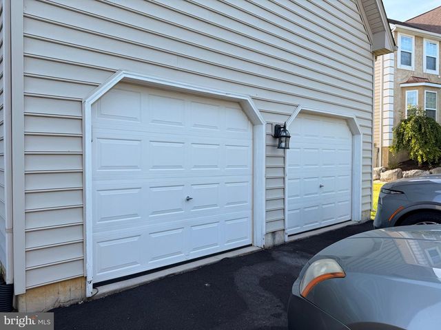 894 YORKSHIRE DR, Breinigsville, PA 18031