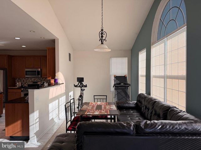 894 YORKSHIRE DR, Breinigsville, PA 18031