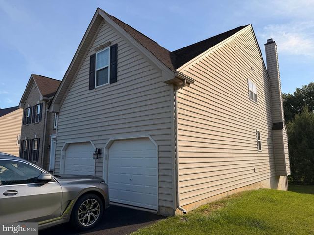 894 YORKSHIRE DR, Breinigsville, PA 18031