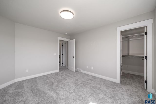 505 S Sassafras Cir Circle, Sioux Falls, SD 57110