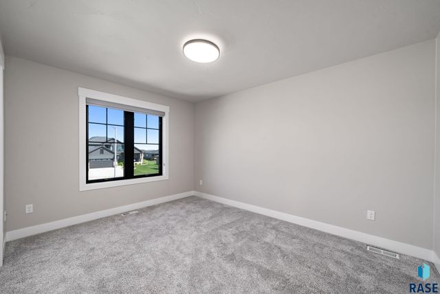 505 S Sassafras Cir Circle, Sioux Falls, SD 57110