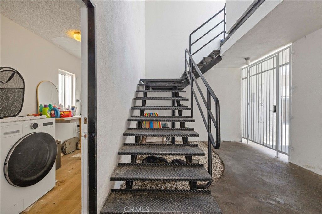 Image 11 of property listing at 3906 Pacific Avenue, Marina Del Rey, CA 90292