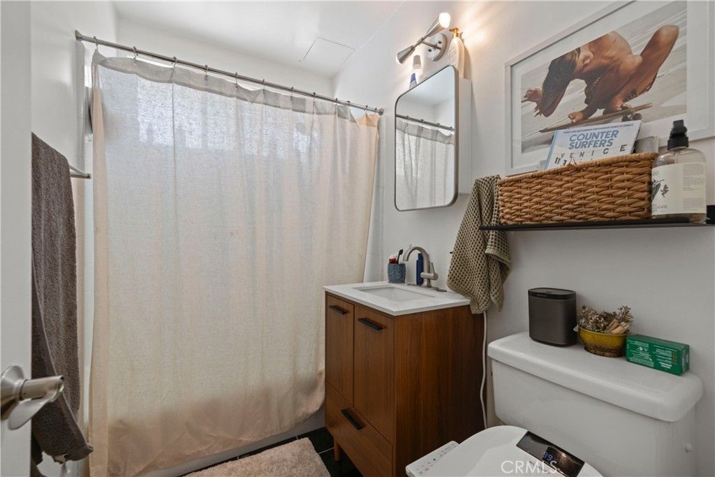 Image 22 of property listing at 3906 Pacific Avenue, Marina Del Rey, CA 90292