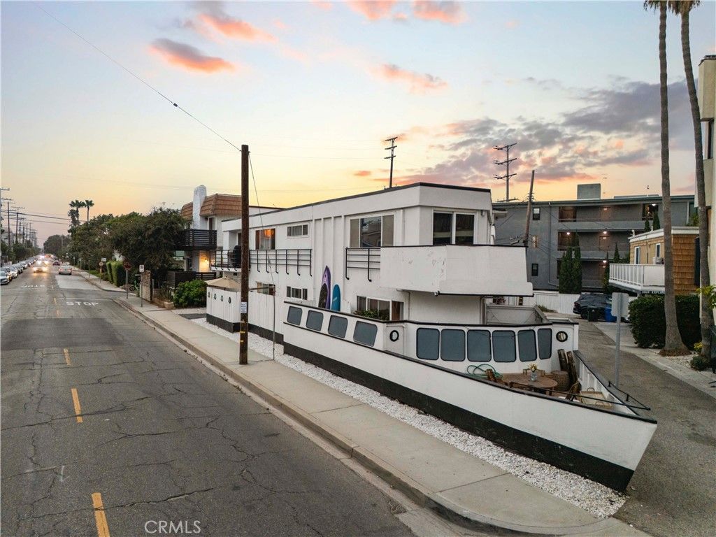 Image 3 of property listing at 3906 Pacific Avenue, Marina Del Rey, CA 90292