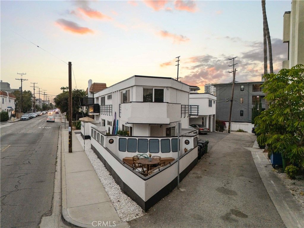 Image 4 of property listing at 3906 Pacific Avenue, Marina Del Rey, CA 90292