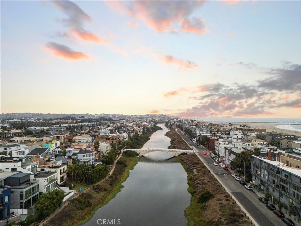 Image 8 of property listing at 3906 Pacific Avenue, Marina Del Rey, CA 90292
