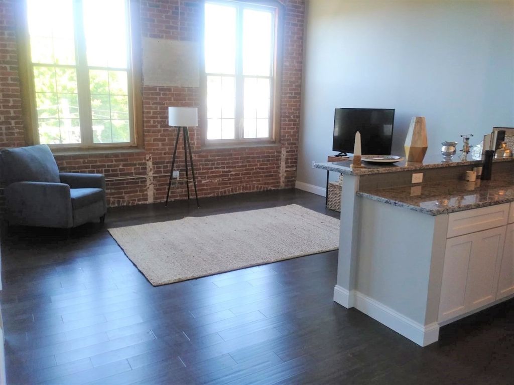 45 Summer 402, Leominster, MA 01453