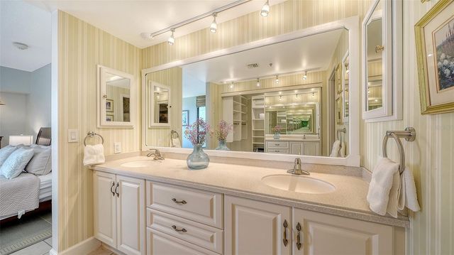 1932 HARBOURSIDE DRIVE 242, Longboat Key, FL 34228