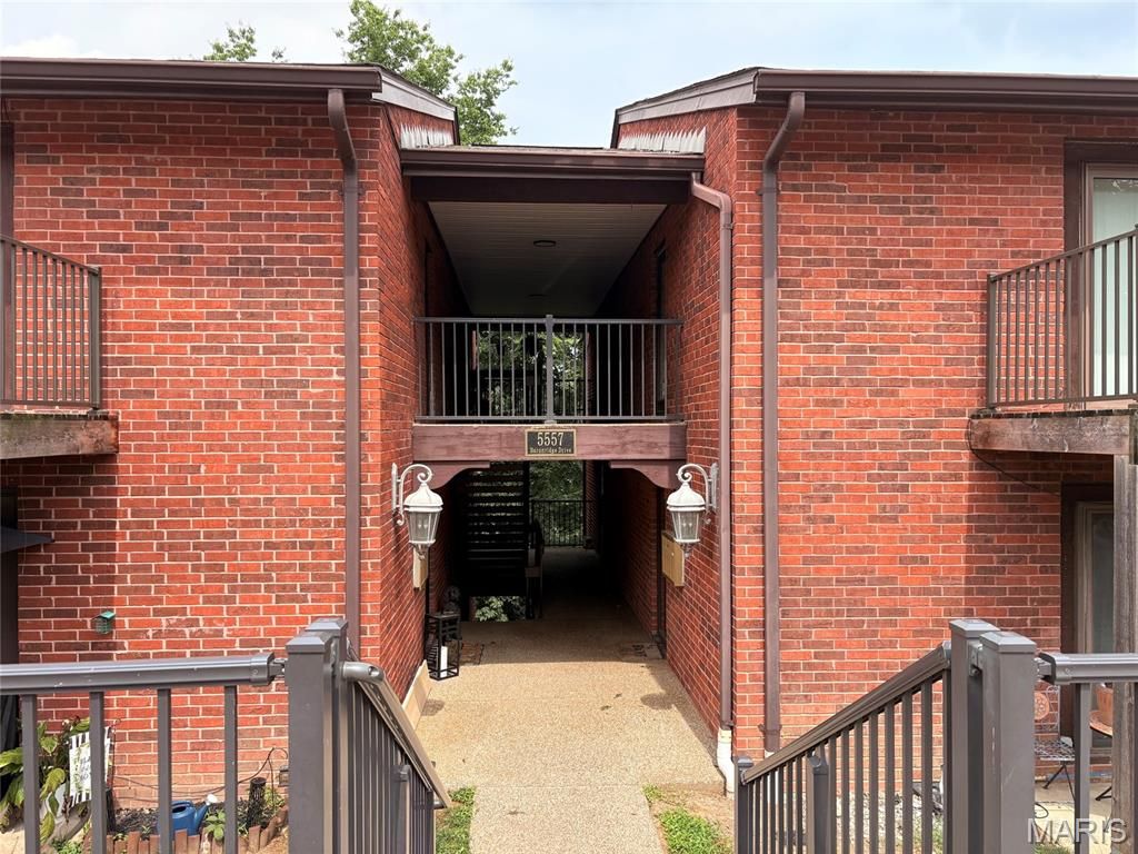 5557 Baronridge Drive 7, Oakville, MO 63129
